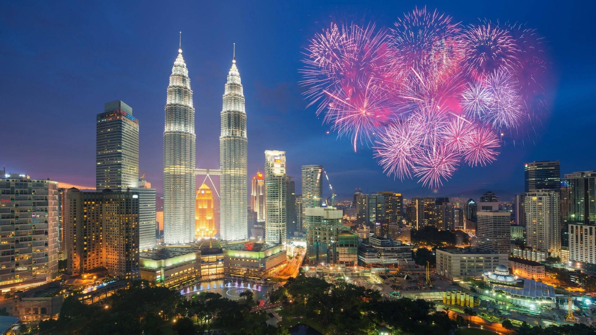 kuala-lumpur-fireworks-display-550ztrexbm4k3c1w